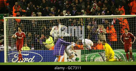 Alberto Gilardino de Fiorentina (au centre de l'objectif) célèbre ses côtés comme deuxième but du match, Daniel Agger de Liverpool (à gauche) et Emiliano Insua (à droite) étant découragés Banque D'Images