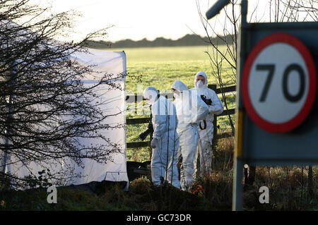 Une équipe de police judiciaire enquête sur la scène où un corps a été découvert près de la M80 sliproad à Pirnhall, Stirling. Banque D'Images