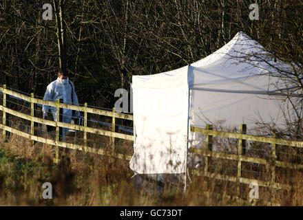 Une équipe de police judiciaire enquête sur la scène où un corps a été découvert près de la M80 sliproad à Pirnhall, Stirling. Banque D'Images