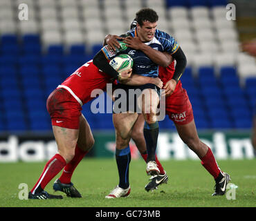 Cardiff Blues Jamie Roberts est affronté par Yannick Jauzion et Thierry Dusoir à Toulouse lors du match de la coupe Heineken au Cardiff City Stadium, à Cardiff. Banque D'Images