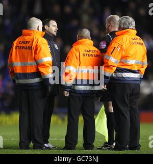 Steve Clarke (à gauche), directeur adjoint de West Ham United, soutient avec Arbitre Lee Mason (à droite) après le coup de sifflet final Banque D'Images