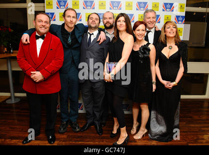 John Thomson (à gauche) et Fay Ripley (à droite) présentent le prix de la meilleure comédie dramatique à la troupe de Pulling: Special aux British Comedy Awards 2009 aux studios de télévision de Londres. Banque D'Images