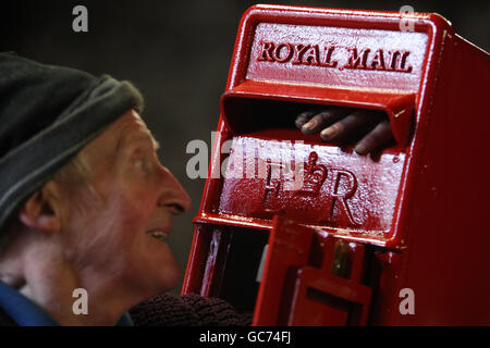 John Cooper, 69 ans, qui a fait des boîtes aux lettres depuis son âge de 15 ans, apporte la touche finale à une boîte de lampes Royal Mail de Machan Engineering à Denny. Machans est la seule entreprise au Royaume-Uni à fabriquer la boîte postale du Royal Mail. Banque D'Images