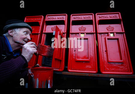 John Cooper, 69 ans, qui a fait des boîtes aux lettres depuis son âge de 15 ans, apporte la touche finale aux boîtes de lampes Royal Mail de Machan Engineering à Denny.Machans est la seule entreprise au Royaume-Uni à fabriquer la boîte postale du Royal Mail. Banque D'Images