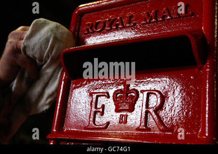 John Cooper, 69 ans, qui a fait des boîtes aux lettres depuis son âge de 15 ans, apporte la touche finale à une boîte de lampes Royal Mail de Machan Engineering à Denny. Machans est la seule entreprise au Royaume-Uni à fabriquer la boîte postale du Royal Mail. Banque D'Images