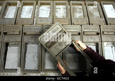 John Cooper, 69 ans, qui a fait des boîtes aux lettres depuis son âge de 15 ans, avec les panneaux avant des boîtes de lampes Royal Mail à Machan Engineering à Denny. Machans est la seule entreprise au Royaume-Uni à fabriquer la boîte postale du Royal Mail. Banque D'Images