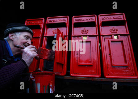 John Cooper, 69 ans, qui a fait des boîtes aux lettres depuis son âge de 15 ans, apporte la touche finale à une boîte de lampes Royal Mail de Machan Engineering à Denny. Machans est la seule entreprise au Royaume-Uni à fabriquer la boîte postale du Royal Mail. Banque D'Images