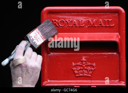 John Cooper, 69 ans, qui a fait des boîtes aux lettres depuis son âge de 15 ans, apporte la touche finale à une boîte de lampes Royal Mail de Machan Engineering à Denny. Machans est la seule entreprise au Royaume-Uni à fabriquer la boîte postale du Royal Mail. Banque D'Images