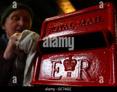 John Cooper, 69 ans, qui a fait des boîtes aux lettres depuis son âge de 15 ans, apporte la touche finale à une boîte de lampes Royal Mail de Machan Engineering à Denny. Machans est la seule entreprise au Royaume-Uni à fabriquer la boîte postale du Royal Mail. Banque D'Images