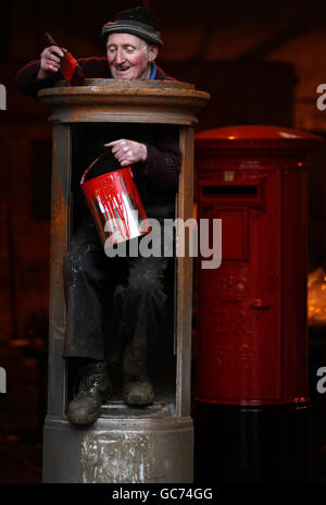 John Cooper, 69 ans, qui a fait des boîtes postales depuis qu'il a 15 ans, commence à peindre une boîte pilier Royal Mail à Machan Engineering à Denny. Machans est la seule entreprise au Royaume-Uni à fabriquer la boîte postale du Royal Mail. Banque D'Images