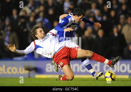 Football - Barclays Premier League - Birmingham City / Blackburn Rovers - St Andrews' Stadium.Gael Givet de Blackburn Rovers (à gauche) et Keith Fahey de Birmingham City (à droite) se battent pour le ballon Banque D'Images