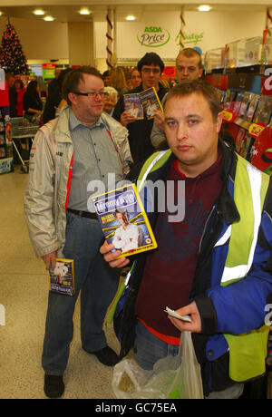 Des fans enthousiastes, dirigés par Andrew Aitken, font la queue pour rencontrer le personnage de télévision Jeremy Kyle qui a signé leurs copies de son nouveau dvd, Jeremy Kyle Access All Areas!Dans un supermarché Asda dans le centre de Southampton. Banque D'Images