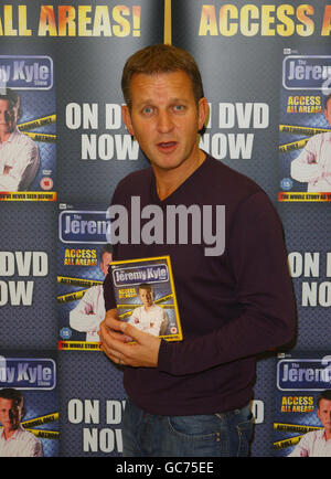 Jeremy Kyle, personnalité de la télévision, se prépare à signer des copies de son nouveau dvd, Jeremy Kyle Access All Areas!, pour les fans enthousiastes dans un supermarché Asda dans le centre de Southampton. Banque D'Images