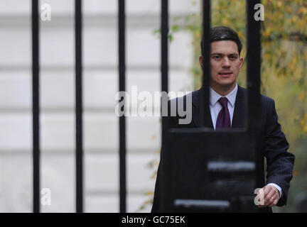 Le secrétaire aux Affaires étrangères David Miliband arrive à Downing Street pour une réunion du cabinet. Banque D'Images