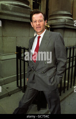 ALEX HIGGINS, ANCIEN CHAMPION DU MONDE DU SNOOKER, ARRIVE AU LAW SOCIETY DE LONDRES POUR UNE AUDIENCE DISCIPLINAIRE DE L'ASSOCIATION MONDIALE DU BILLARD ET DU SNOOKER. Banque D'Images