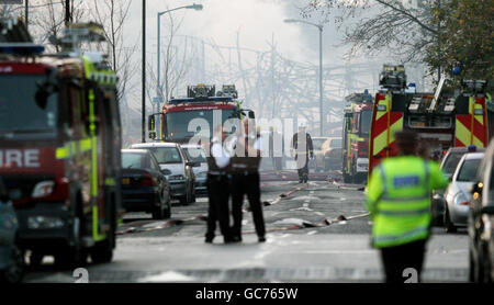 Pompiers et policiers sur les lieux d'un incendie à Peckham, dans le sud-est de Londres, où environ 150 personnes ont été évacuées de leurs foyers après un énorme incendie sur un chantier s'est étendu à plusieurs blocs d'appartements. Banque D'Images