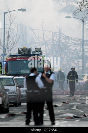 Pompiers et policiers sur les lieux d'un incendie à Peckham, dans le sud-est de Londres, où environ 150 personnes ont été évacuées de leurs foyers après un énorme incendie sur un chantier s'est étendu à plusieurs blocs d'appartements. Banque D'Images