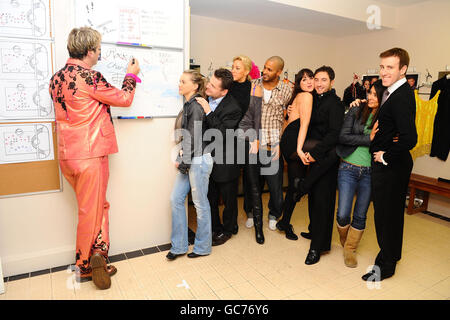 Julian Clary (à gauche) donne des conseils sur l'apparition dans la finale, aux participants à la danse (de gauche à droite) Ola Jordan, Chris Hollins, Natalie Rowe, Ricky Whittle, Natalie Cassidy, Vincent Simone, Laila Rouass et Anton du Beke dans les vestiaires du terrain de football de Loftus Road. Banque D'Images