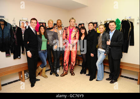 Julian Clary (au centre) donne des conseils sur l'apparition dans la finale, aux participants à la danse (de gauche à droite) Anton du Beke, Laila Rouass, Natalie Rowe, Ricky Whittle, Natalie Cassidy, Vincent Simone, Ola Jordan et Chris Hollins dans les vestiaires du terrain de football de Loftus Road. Banque D'Images