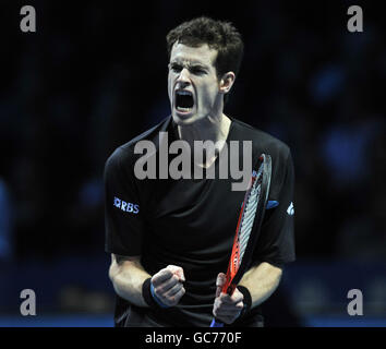 Andy Murray, en Grande-Bretagne, réagit lors des finales du Barclays ATP World tennis Tour à l'O2 Arena, Londres. Banque D'Images