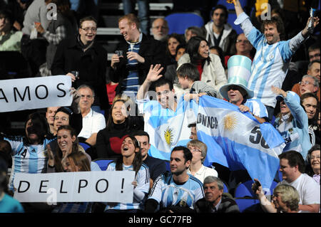 Les fans argentins applaudissent tandis que Juan Martin Del Potro rivalise contre Robin Soderling lors des finales du Barclays ATP World tennis Tour à l'O2 Arena, Londres.APPUYEZ SUR PHOTO D'ASSOCIATION.Date de la photo: Samedi 28 novembre 2009.Voir PA Story TENNIS Londres.Le crédit photo devrait se lire : Anthony Devlin/PA Wire. Banque D'Images