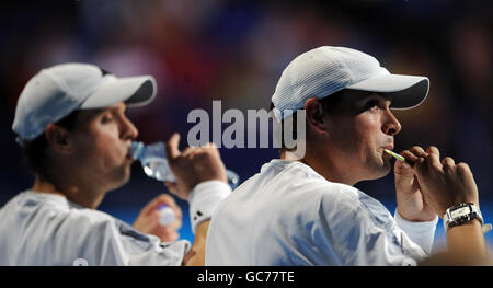 Mike Bryan des États-Unis et Bob Bryan des États-Unis pendant les finales du Barclays ATP World tennis Tour à l'O2 Arena, Londres. Banque D'Images