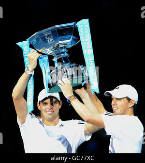 Mike Bryan des États-Unis et Bob Bryan, partenaire des États-Unis, célèbrent la victoire de l'ATP lors des finales du Barclays ATP World tennis Tour à l'O2 Arena, Londres. Banque D'Images