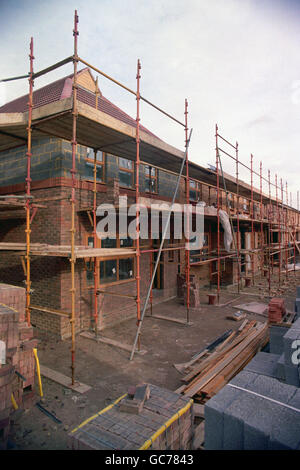 DEPUIS L'EFFONDREMENT D'OLYMPIC AND YORK, DE NOMBREUX PROJETS DE LOGEMENTS À CANARY WHARF SONT À MOITIÉ TERMINÉS, TANDIS QUE LES TRAVAUX DE CONSTRUCTION ONT ÉTÉ BRUSQUEMENT ARRÊTÉS. Banque D'Images