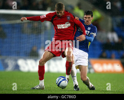 Football - Championnat Coca-Cola - Cardiff City / Ipswich Town - Cardiff City Stadium.Jon Stead d'Ipswich Town est défié par Mark Hudson de Cardiff lors du match de championnat Coca-Cola au Cardiff City Stadium, à Cardiff. Banque D'Images