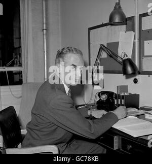 Le professeur Peter Brian Medawar, 45 ans, de zoologie et d'anatomie comparée au University College de Londres, qui a reçu le prix Nobel de médecine conjointement avec le professeur Sir Frank Macfarlane Burnett, d'Australie.Il a été récompensé pour la découverte de la tolérance immunologique acquise. Banque D'Images