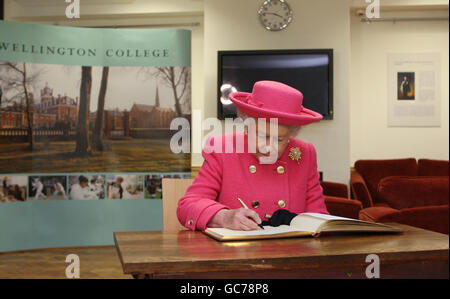 La reine Elizabeth II de Grande-Bretagne lors d'une visite au Wellington College à Crowthorne, Berkshire, où elle a été invitée d'honneur pour les célébrations du 150e anniversaire de l'école. Banque D'Images