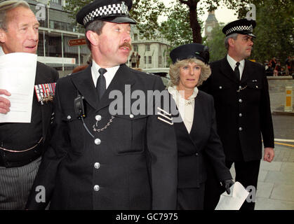 CAMILLA PARKER-BOWLES QUITTE L'ABBAYE DE WESTMINSTER CET APRÈS-MIDI APRÈS AVOIR ASSISTÉ À UN SERVICE DE THANKSGIVING POUR COMMÉMORER LE 50E ANNIVERSAIRE D'EL ALAMEIN. MME PARKER-BOWLES A ÉTÉ AIDÉE PAR LA POLICE POUR TROUVER UN TAXI, CAR ELLE ÉTAIT DEVENUE L'OBJET DE L'ATTENTION DES PHOTOGRAPHES DE PRESSE. Banque D'Images