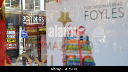 Vue générale de la librairie Borders sur Charing Cross Road à Londres vu par la fenêtre de la librairie Foyles. Banque D'Images