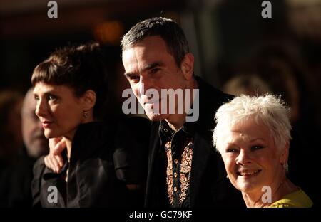 Dame Judi Dench (à droite), Daniel Day-Lewis et Rebecca Miller (à gauche) arrivent pour la première mondiale de neuf personnes à l'Odeon Leicester Square, Londres. Banque D'Images