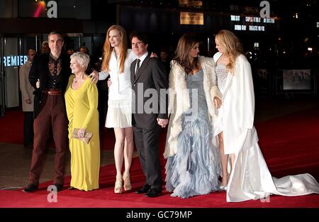 (De gauche à droite) Daniel Day Lewis, Dame Judi Dench, Nicole Kidman, Rob Marshall, Penelope Cruz et Kate Hudson arrivent pour la première mondiale de neuf à l'Odeon Leicester Square, Londres. Banque D'Images