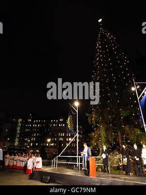 Un sapin de Noël, donné par le peuple norvégien, a ses lumières officiellement allumées, dans Trafalgar Square à Londres. Banque D'Images