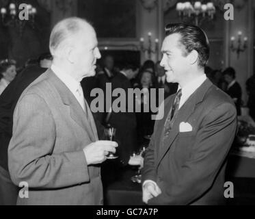 M. Alex J Gibson, père du commandant de l'escadre Guy Gibson, VC, parle avec la star de cinéma Richard Todd, qui joue le héros de la dernière guerre dans le film de son plus grand exploit, 'The Dam Busters'. Banque D'Images