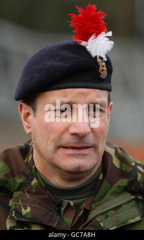 42 (Nord-Ouest) Brigade, Commandant de brigade, Brigadier Bill Aldridge sur le site de la nouvelle passerelle en cours de construction sur la rivière Derwent à Worki ngton. Banque D'Images