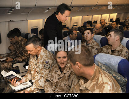 Le chef du Parti conservateur David Cameron s'entretient avec les soldats britanniques en route vers Kandahar, en Afghanistan. Banque D'Images