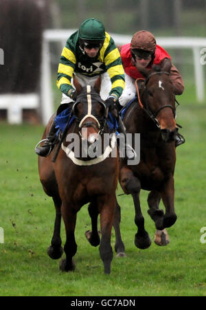 Temoin monté par Wayne Hutchinson (à gauche) gagne la meilleure cote garantie au betinternet.com handicap Steeple Chase pendant le vendredi de Tingle Creek à l'hippodrome de Sandown. Banque D'Images