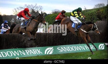 Temoin monté par Wayne Hutchinson (à droite) gagne la meilleure cote garantie au betinternet.com handicap Steeple Chase pendant le vendredi de Tingle Creek à l'hippodrome de Sandown. Banque D'Images