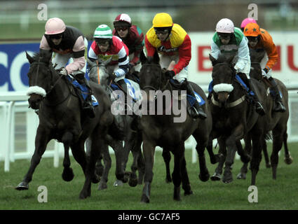 L'Homme de nuit, criblé par Philip Hide (troisième à droite), remporte le Winederful Christmas à la course de haies handicap de Formula Wine Novices lors du vendredi de Tingle Creek à l'hippodrome de Sandown. Banque D'Images