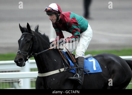 L'Homme de nuit, criblé par Philip Hide, remporte le Noël de la fête lors de la course d'obstacles handicap de Formula Wine Novices, au cours du vendredi de Tingle Creek, à l'hippodrome de Sandown. Banque D'Images