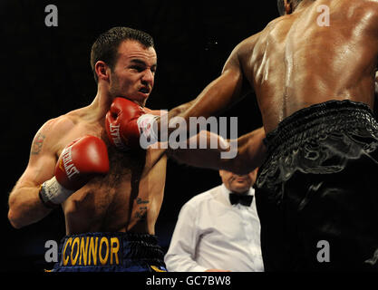 Kevin Mitchell (à gauche) en action avec Bredis Prescott pendant le WBO Intercontinental Championship Title bout à la Metro radio Arena, Newcastle. Banque D'Images