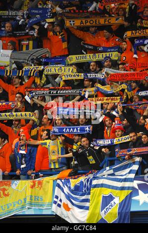 Football - Ligue des champions de l'UEFA - Groupe D - Chelsea / APOEL Nicosie - Stamford Bridge.Les fans d'APOEL Nicosie tiennent des foulards dans les stands Banque D'Images