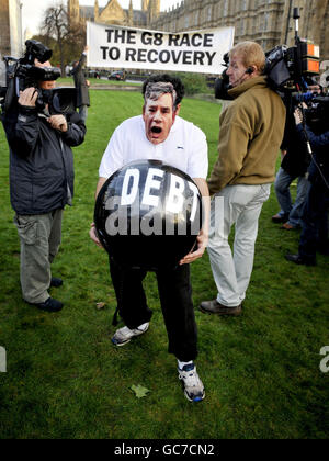 Les gens qui portent le masque des dirigeants du G8 prétendent faire la course alors que le concurrent masqué de Gordon Brown est accablé de dette dans une séance photo organisée par le parti conservateur, en dehors des chambres du Parlement, pour suggérer que la Grande-Bretagne perd la course pour se remettre de la crise économique mondiale. Banque D'Images