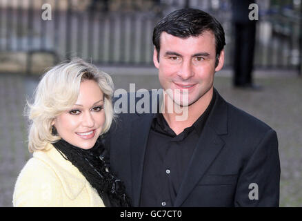 Kristina Rihanoff et Joe Calzaghe arrivent pour le prix Woman's Own Children of courage à l'abbaye de Westminster, Londres. Banque D'Images