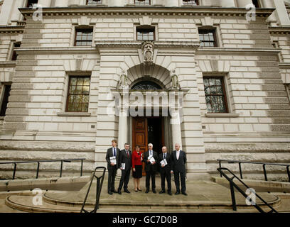 Le Chancelier de l'Echiquier Alistair Darling (quatrième à partir de la gauche) détient un exemplaire de son rapport pré-budgétaire, aux côtés de l'équipe du Trésor, en dehors du HM Treasury, Westminster, Londres. Banque D'Images