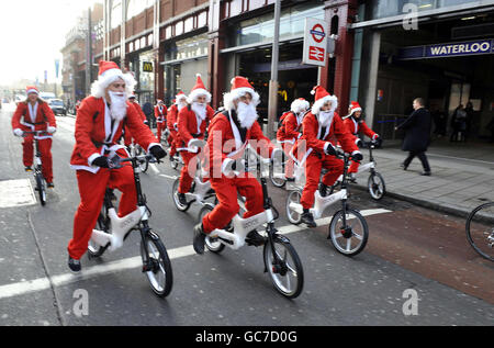 Santas sur Gocycles Banque D'Images