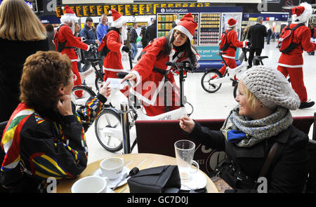 Santas sur Gocycles Banque D'Images